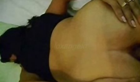 بابانوئل فیلم اولین سکس دختر در یک بازی پورنو زن سیاه پوست را لگد می زند