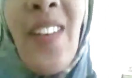 زن زیبا سوپرکوس خارجی در یک شکاف مرطوب بر روی یک آلت تناسلی ضخیم خزید.
