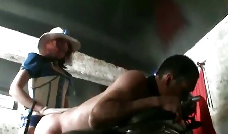 بلوند باریک فیلم سکسی خارجی دختر بر روی بلند کننده سخت قرار داده است