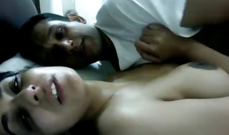 نوازش دو دوست فلم سوپر دختر دختر در آشپزخانه را لگد می زند و لیس می زند