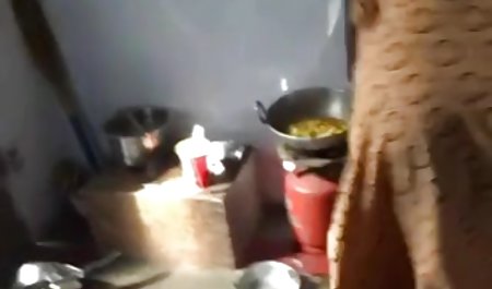 ورزش بلوند در کلاس روی دانلود فیلم سکس با دختر همسایه میز لعنتی