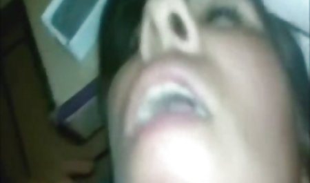 او یک جوجه جوان را در گهواره به دانلود فیلم سکسی دختر خوشگل پایین زد