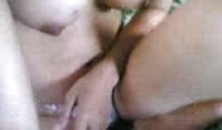 عوضی بالغ که توسط فیلم اولین سکس دختر جمعیت در دهان لعنتی