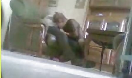 او یک جوجه جوان فیلم سکسی دختر ناز را در گهواره به پایین زد