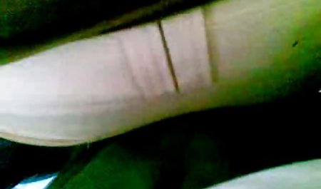 دو نوجوان جوان با تسمه سوپرکوس خارجی سرگرم کننده هستند