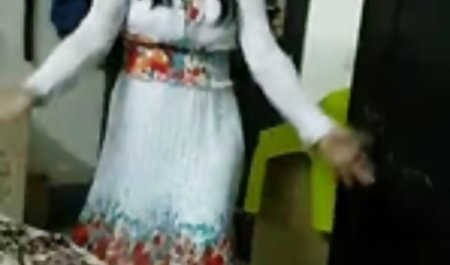 تقریباً بانوی شلوغ با سوراخ کردن بر فیلم سکسی دخترهای جوان روی لباس